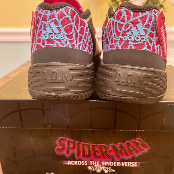 GIRLS' ADIDAS X MARVEL D.O.N. ISSUE #4 SPIDER-GWEN BASKETBALL SIZE 13K - Picture 6 of 8